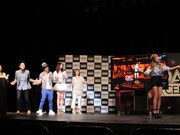 ダンスバトルでは対戦者の2人が画面を見ながら交互にプレイ。ほかの出演者も後ろで同じダンスを披露。