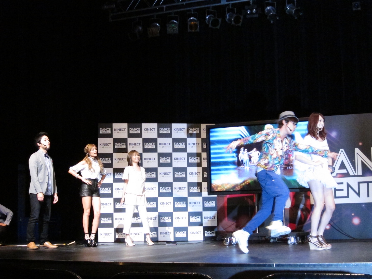 フリースタイルタイムになると画面の前に飛び出るオリラジ。