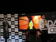 自由に踊れるフリースタイルタイムに戸惑い思わず直立不動になる大地。