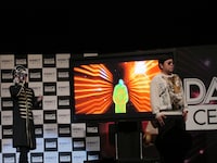 自由に踊れるフリースタイルタイムに戸惑い思わず直立不動になる大地。