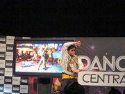 最後は決めポーズ。激しい動きのためおなじみの下着が丸見え。