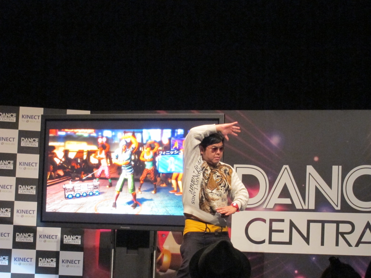 最後は決めポーズ。激しい動きのためおなじみの下着が丸見え。