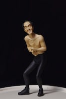 写真は「江頭2:50 四十八変化コレクション」の「ウェヘッヘッ」ポーズ。