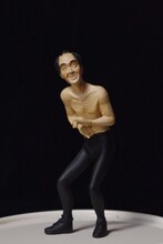 写真は「江頭2:50 四十八変化コレクション」の「ウェヘッヘッ」ポーズ。