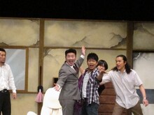 新宿・ルミネtheよしもとにて上演された、吉本新喜劇の雨上がり決死隊班新作「大穴トーーク」。出演者は雨上がりのほか、大山英雄、FUJIWARA、宮川大輔、桂三度、オモロー山下、ガリットチュウ、カラテカ入江ら。