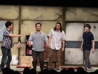 FUJIWARA原西は登場からボケが炸裂。ギャンブル好きで、今はギャグを路上で売っているという男性役。