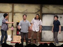 FUJIWARA原西は登場からボケが炸裂。ギャンブル好きで、今はギャグを路上で売っているという男性役。