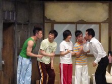 藤本の劇団員役として、ガリットチュウ熊谷、カラテカ入江、なかやまきんに君、光永が登場。