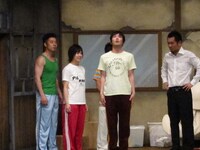 ガリットチュウ熊谷はネタ前に発声が足りないと藤本からダメ出し。ク行やぺ行の発声練習もさせられた。