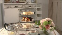 「極める！ 田中卓志の紅茶学」に登場する紅茶セット。イギリスの本格的なアフタヌーンティでは、3段式のスタンドを用いて手作りのサンドイッチやスコーン、ケーキなどが振る舞われるという。(c)NHK