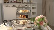 「極める! 田中卓志の紅茶学」に登場する紅茶セット。イギリスの本格的なアフタヌーンティでは、3段式のスタンドを用いて手作りのサンドイッチやスコーン、ケーキなどが振る舞われるという。(c)NHK