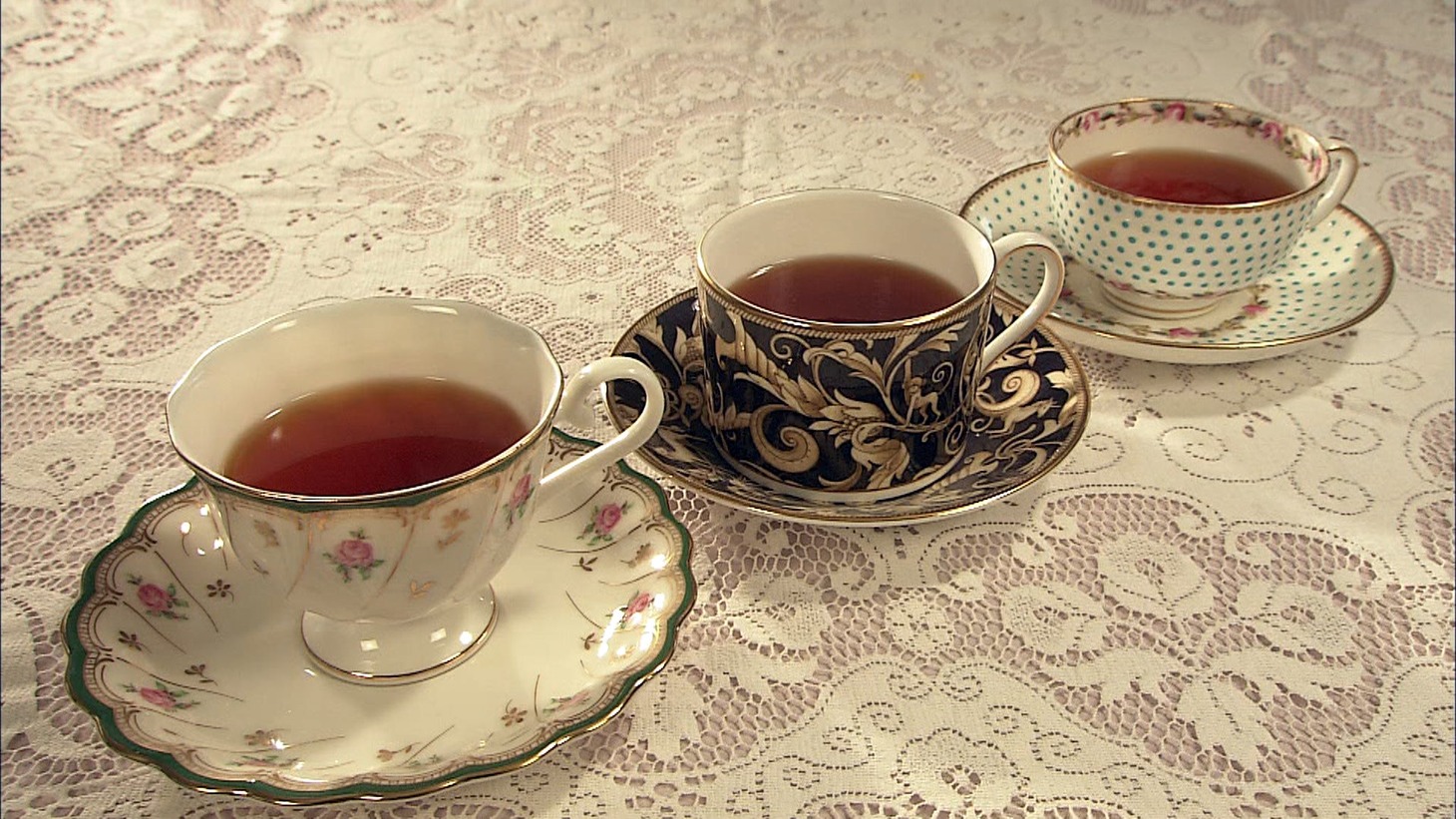 「極める！ 田中卓志の紅茶学」に登場する紅茶セット。田中がおいしい入れ方を学んでいく。(c)NHK