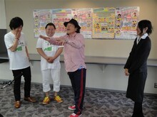 フリータイムを激励したかと思えば「誰？」とボケるなど自由な先輩にフリータイムもあたふた。写真は寛平がギャグ「ぶんぼろぼん」を披露しているところ。(c)吉本興業