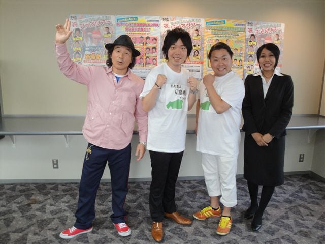 広島・ALSOKホール「住みます芸人お披露目」会見に登場した「地元に住みます芸人」広島県担当のフリータイム。吉本興業・広島事務所の「広島事務所10周年記念ライブ」に出演した間寛平も激励。(c)吉本興業