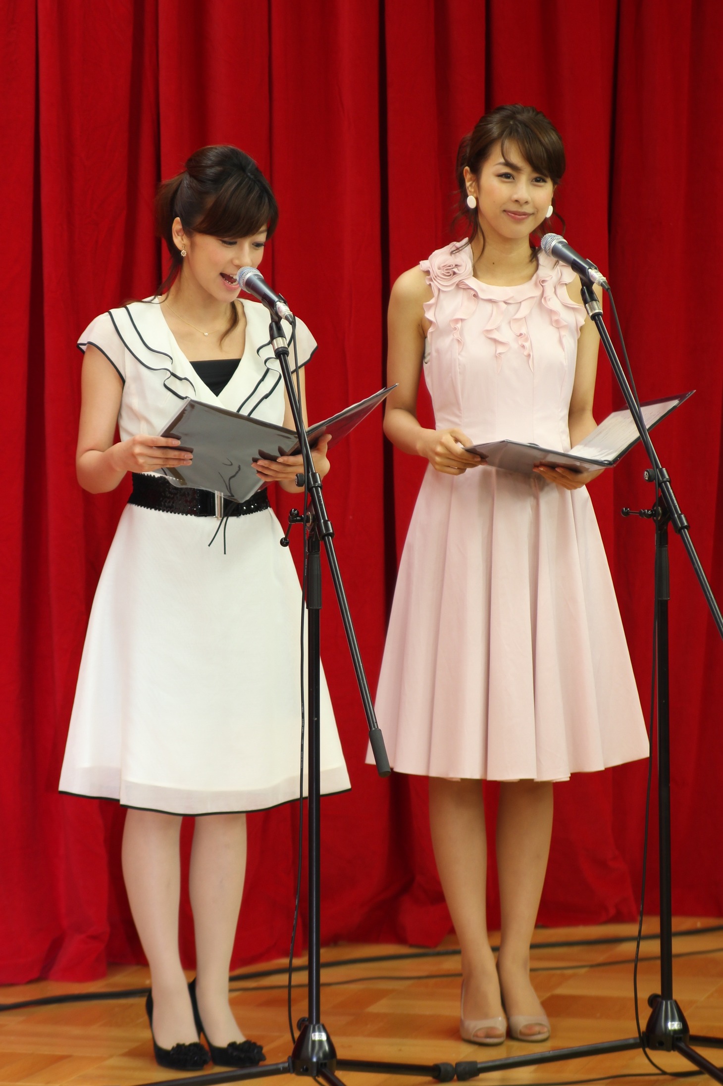 会見で進行を務めたフジテレビの生野陽子アナと加藤綾子アナ（左から）。