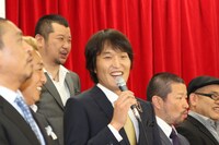 「今までに一番印象に残っている『すべらない話』」を記者に尋ねられ、「ブラマヨの小杉が1回すべったこと」と振り返ったジュニア（中央）。