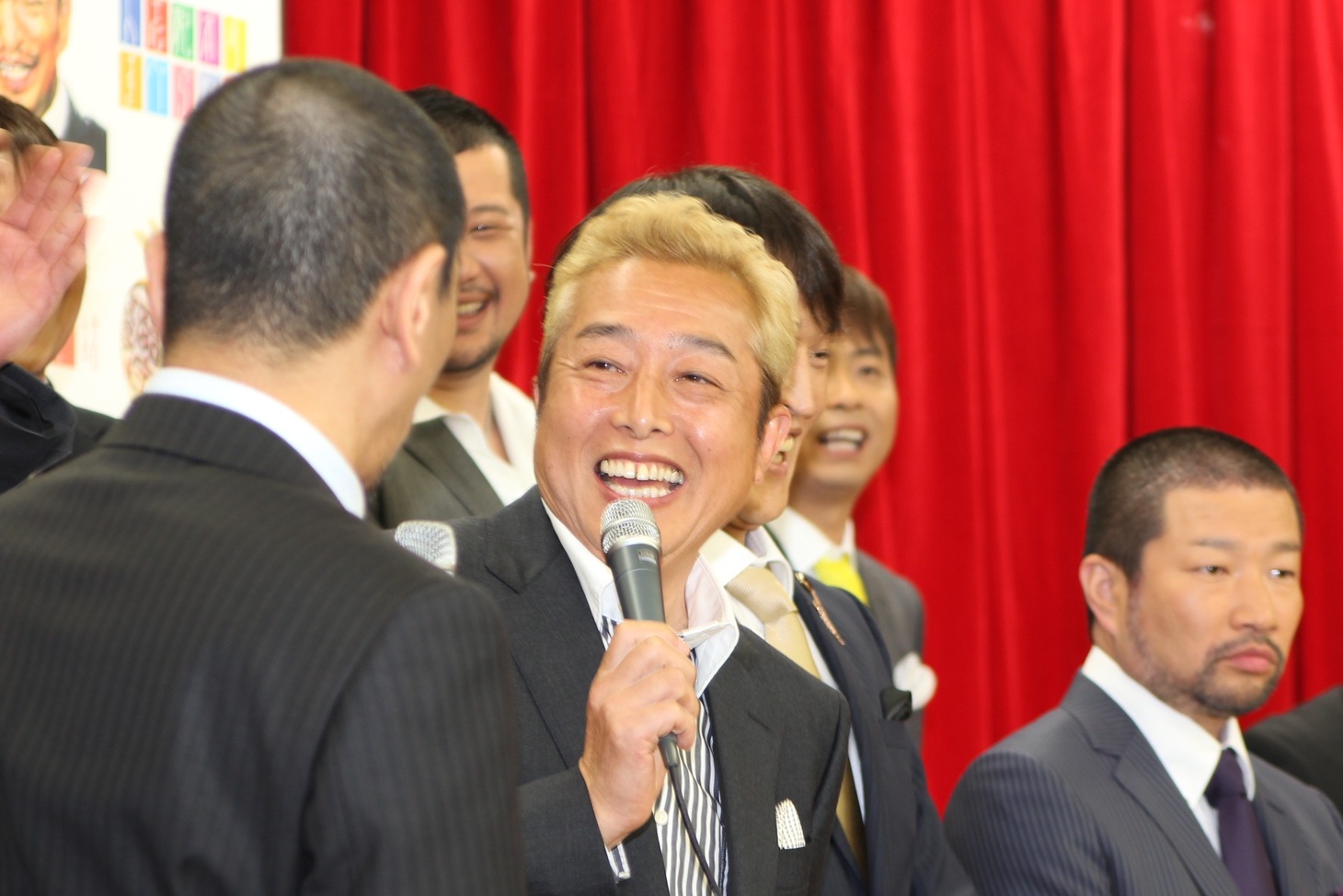 前回の放送で見事「MVS」を獲得したガダルカナル・タカ（中央）。