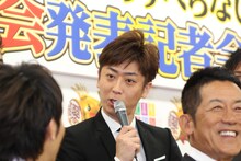 独特の口調で漠然としたトークを繰り出し、松本やジュニアから責められていたフットボールアワー後藤（中央）。