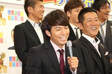 松本に最新の熟女ネタを暴露されて苦笑するピース綾部（中央）。