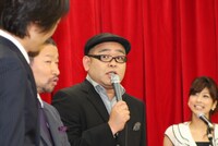 会見で進行を務めた加藤綾子アナに顔を覚えられていなかった様子の矢野・兵動・兵動（中央）。