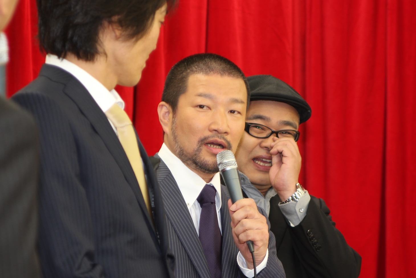 会見で進行を務めた加藤綾子アナに「いつも会うたびに『はじめまして』と言われる」と語った木村祐一（中央）。