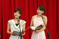 会見で進行を務めたフジテレビの生野陽子アナと加藤綾子アナ（左から）。