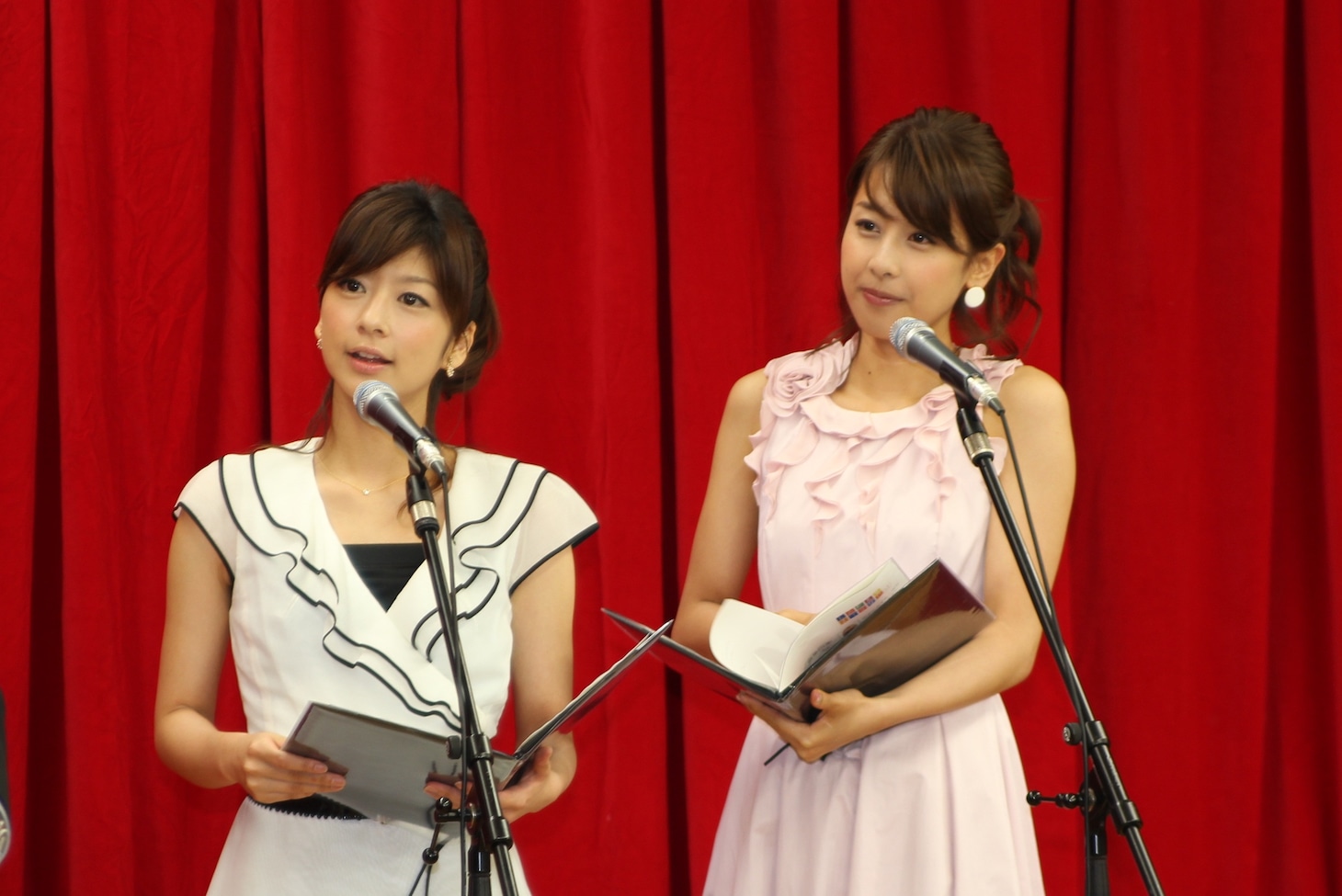 会見で進行を務めたフジテレビの生野陽子アナと加藤綾子アナ（左から）。