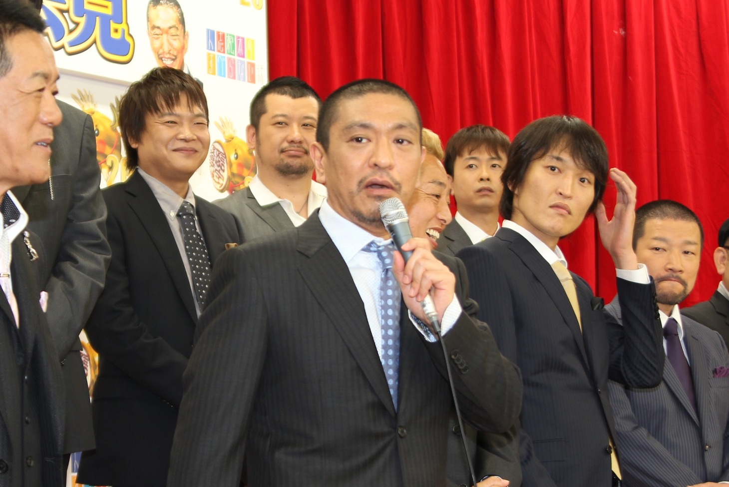 「人志松本のすべらない話」放送20回記念特番に向けて行われた記者会見の様子。松本（中央）は「ネタは3つや4つならあるけど、5つ目が来たらゲー吐いたろかと思ってる」と語った。