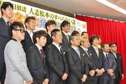「人志松本のすべらない話」放送20回記念特番に向けて行われた記者会見の様子。松本人志（前列中央）ら15名が出席した。
