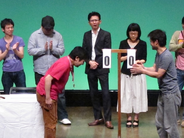 東京・北沢タウンホールにて開催された「演劇人ばかりの大喜利大会2」。宮崎吐夢が2連覇を達成した。