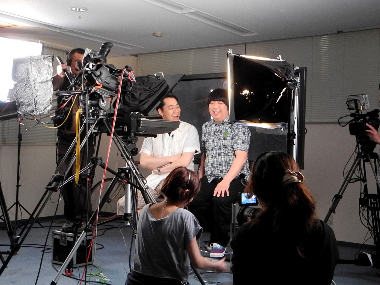 Ustream番組「生で、教えて！バナナマン」の収録風景。