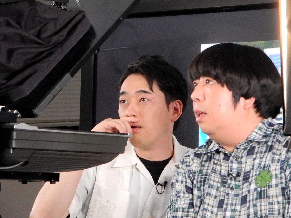 Ustream番組「生で、教えて！バナナマン」に出演したバナナマン。