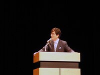 舞台挨拶の進行を務めたジョン・カビラ。