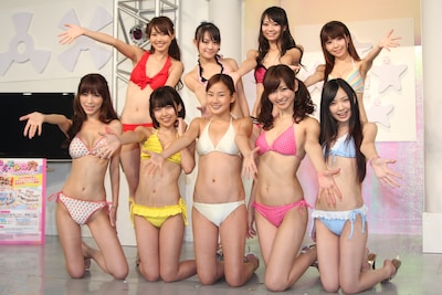 「アイドルの穴」に出演している「日テレジェニック2011」候補生たち。（前列左より）大矢真夕、酒井蘭、高嶋香帆、中村葵、広瀬玲奈、（後列左より）広村美つ美、福見真紀、緑川静香、吉田ユウ。