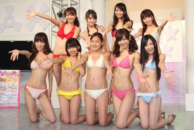 「アイドルの穴」に出演している「日テレジェニック2011」候補生たち。（前列左より）大矢真夕、酒井蘭、高嶋香帆、中村葵、広瀬玲奈、（後列左より）広村美つ美、福見真紀、緑川静香、吉田ユウ。