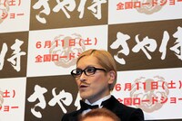 二丁短銃のパキュンを演じたROLLY。会見では「あまりの喜びに3秒間ほど小躍りしました」と語った。