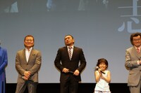 上映直後、盛大な拍手を前に困ったような表情を浮かべる松本人志（中央）。