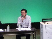 念願の「虫ナイト」を実現した上田誠。手塚治虫のように、誰かの名前の後ろに“虫”をつけるだけのシンプルな企画で、「宮尾すす虫」「ぼんちおさ虫」「ブラザー・ト虫」「エミネ虫」など名前だけで会場は大爆笑となった。