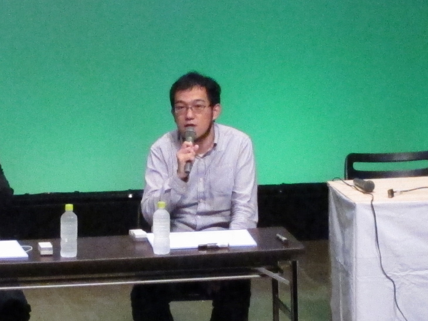 念願の「虫ナイト」を実現した上田誠。手塚治虫のように、誰かの名前の後ろに“虫”をつけるだけのシンプルな企画で、「宮尾すす虫」「ぼんちおさ虫」「ブラザー・ト虫」「エミネ虫」など名前だけで会場は大爆笑となった。