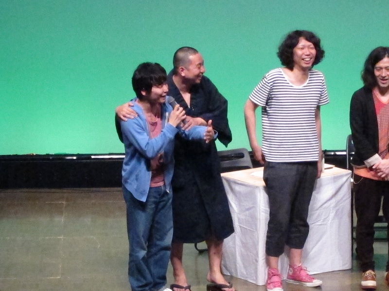 東京・北沢タウンホールにて開催された「SLUSH-PILE. FESTIVAL」の「共感百景」。テーマに添った詩を詠むイベントとなっており、記念すべき第1回の最優秀賞はミュージシャンの星野源が獲得した。