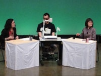 「雨」をテーマに出した光浦の「ビニール傘」の詩では、各自ビニール傘の置き方で大盛り上がり。又吉の「APO」の詩には、光浦も「わかるー」と声を上げた。