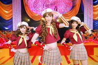 第3弾の新曲「コクリマクリスティ」を歌うオンナラブリー。