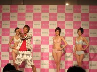 この日のために楽しんごが考えたオリジナルダンスには、バストアップのエクササイズも。