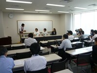 長野でのレギュラー番組のプロデューサーから、一発芸をムチャぶりされたこてつ。代表作「気まずい時のリアクション」を披露し、無事に会場の喝采を得た。(c)吉本興業