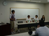 長野出身のもう中学生がこてつを激励。(c)吉本興業