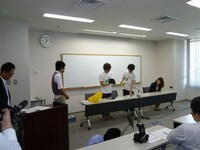 もう中学生からなぜかラーメンセット（前掛け、黒い帽子、湯切り）を贈呈されたこてつ。(c)吉本興業