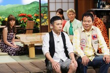 「ちょこっとイイコト」MCのナインティナイン岡村と130Rほんこん。ロンドンブーツ1号2号・田村亮、藤本美貴、松丸友紀（テレビ東京アナウンサー）も後見人としてその行方を見届ける。(c)テレビ東京