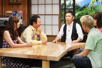 「ちょこっとイイコト」で「結婚プロジェクト」が始まることが明らかになったナインティナイン岡村（中央）。(c)テレビ東京