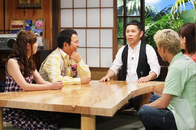 「ちょこっとイイコト」で「結婚プロジェクト」が始まることが明らかになったナインティナイン岡村（中央）。(c)テレビ東京