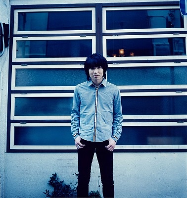 父・間寛平と初めてPVで共演した間慎太郎。6月29日（水）には渋谷LUSHにてレコ発ワンマンライブが決定している。